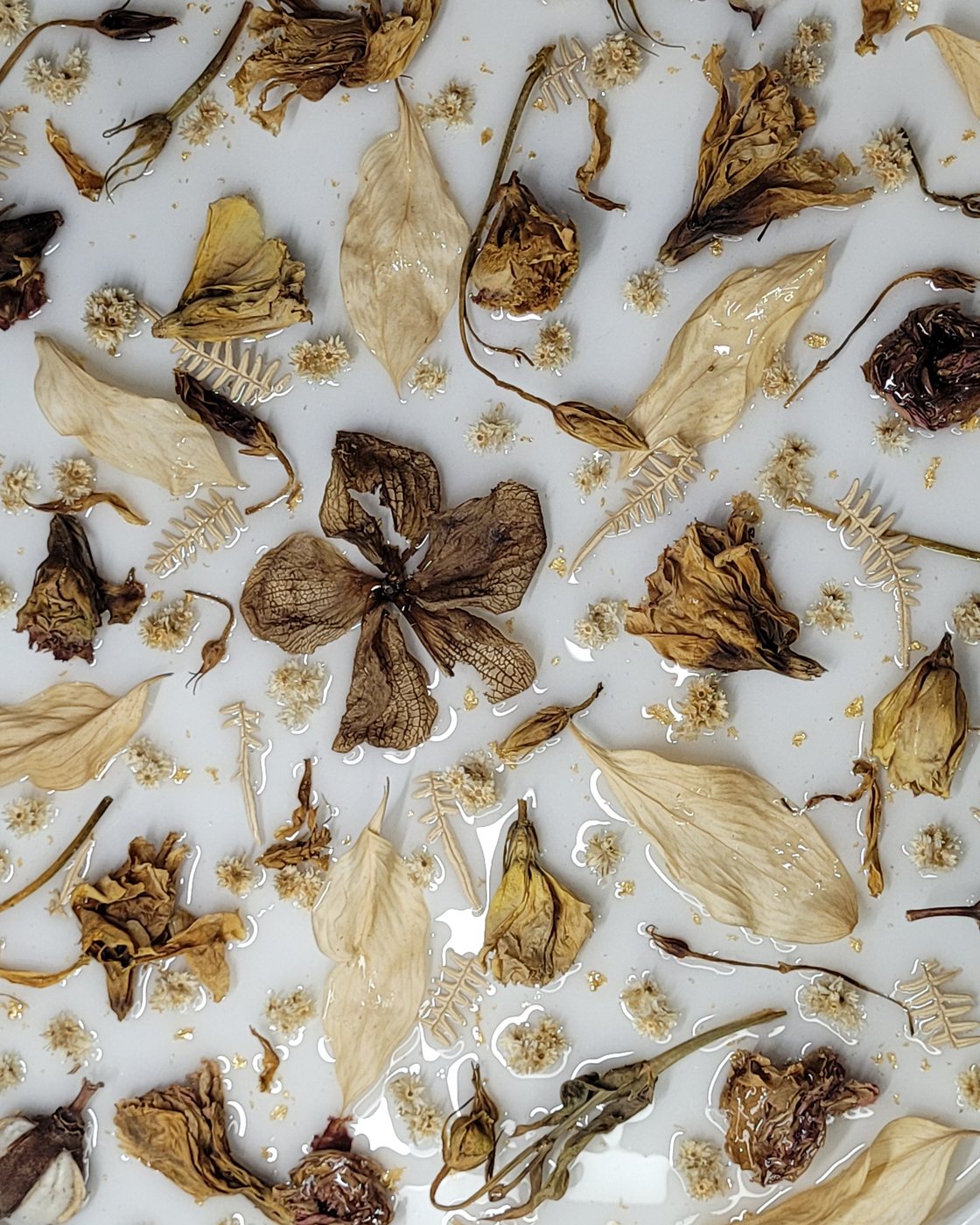 Ivette's resin table: flowers that waited years, restored and preserved with gold flakes