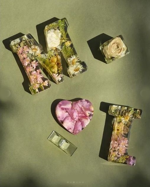 The full set: resin letters M and T with a petal heart, on green